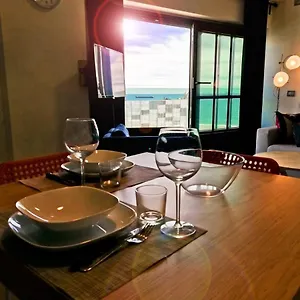 Modern & Bright Flat - 2 Min From The Sea Appartamento